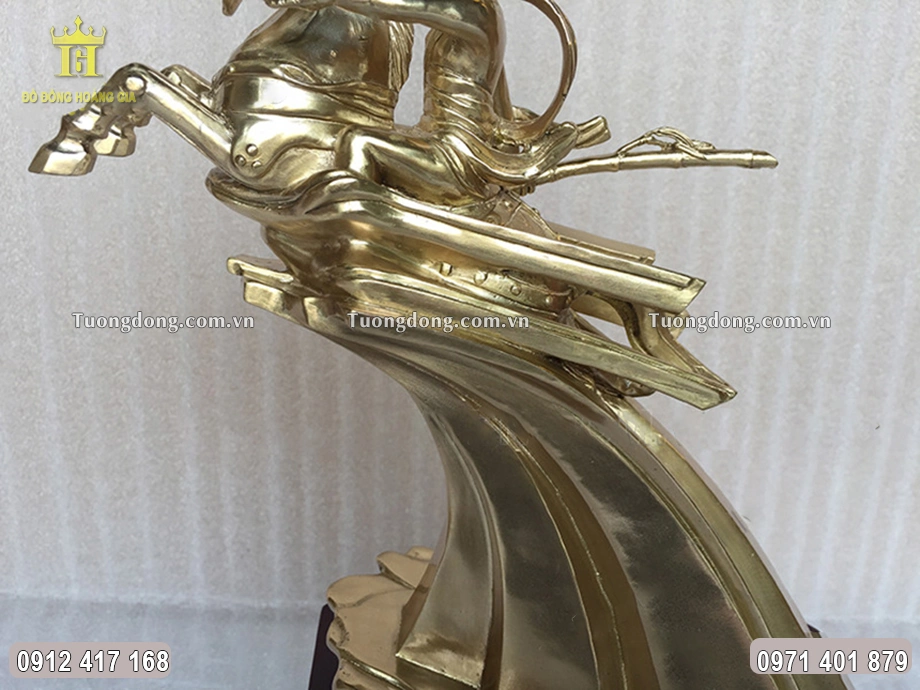 Từng họa tiết hoa văn được chạm khắc sắc nét